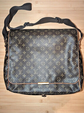 ☘️ Louis Vuitton Monogram Abbesses Messenger Bag